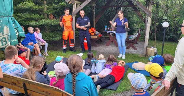 Bytowscy policjanci wspólnie z przedstawicielami Powiatowej Stacji Sanitario - Epidemiologicznej w Bytowie odwiedzili uczniów przebywających na koloniach i półkoloniach, aby przypomnieć zasady bezpieczeństwa w trakcie wakacji i zwrócić uwagę na kwestię związane ze zdrowiem. Dzięki takim edukacyjnym spotkaniom najmłodsi zdobywają wiedzę i ćwiczą umiejętności, które pozwalają cieszyć się beztroską wakacji.