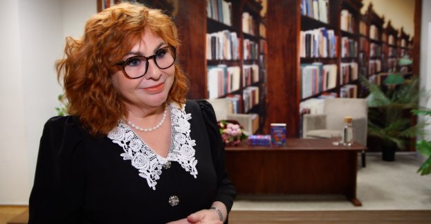 Anna Garwolińska uważa, że niektóre rzeczy widzi się wyraźnie dopiero po latach, dlatego chętnie wraca wspomnieniami do dawanych czasów. Z dużym sentymentem wspomina końcówkę ubiegłego wieku, czas wielkich przemian i zacierania granic. Jej literacki debiut „Ugryzł mnie skorpion i padł” to dwie nowele opowiadające o miłości, codzienności, emigracyjnych marzeniach, zderzeniu kultur i intensywnych emocji. Autorka pokazuje świat, w którym nic nie było oczywiste, a wszystko wydawało się możliwe.